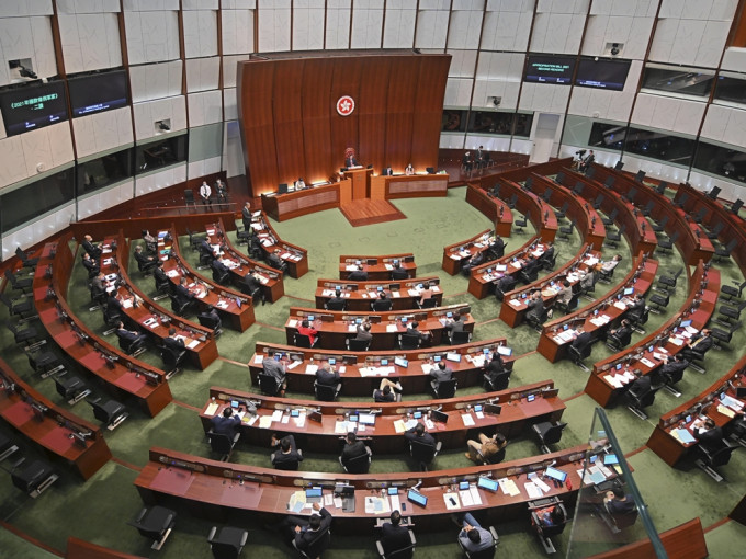 全國人大於3月11日以高票通過《完善香港特區選舉制度的決定草案》，立法會由70席增至90席。資料圖片
