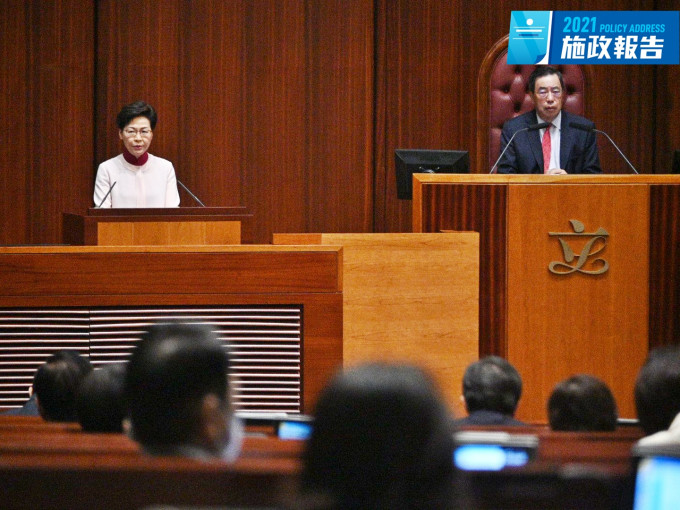 林郑月娥在《施政报告》表示，会进一步促进教师专业发展。