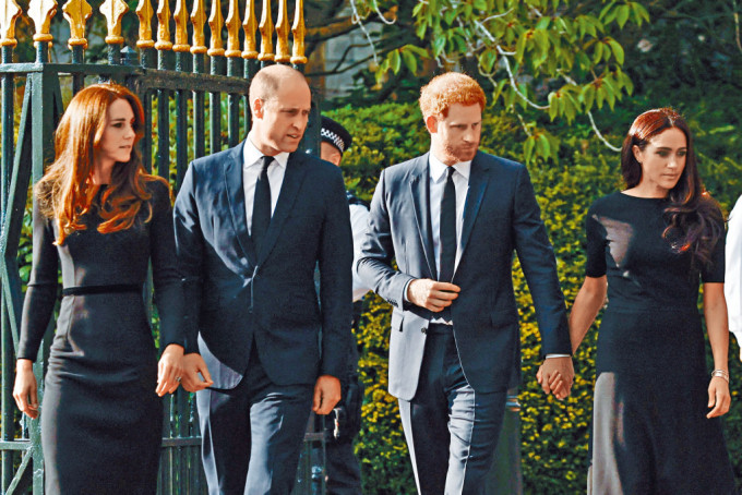 威廉夫婦(左)、哈里與妻子梅根，去年九月在溫莎堡出席英女皇的葬禮。