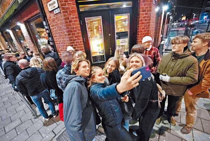 瑞典解除防疫限制，馬爾默市一家夜店周三深夜後有人龍在門外等候光顧。