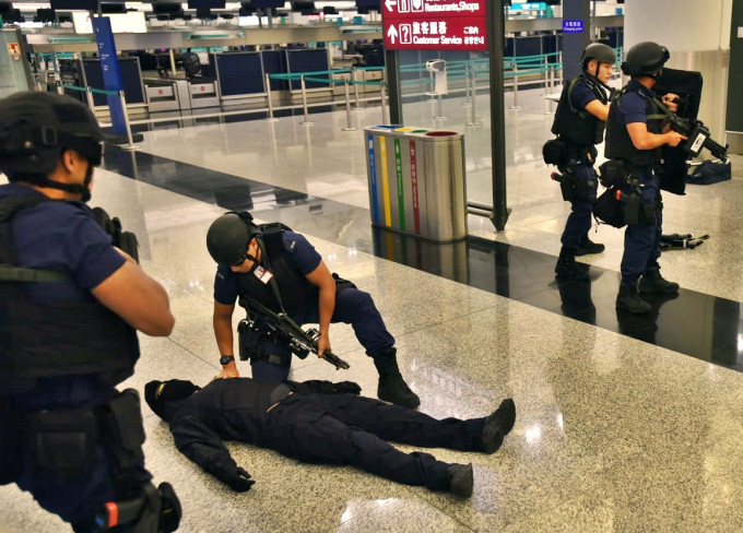 警方及消防凌晨在机场进行反恐演习。