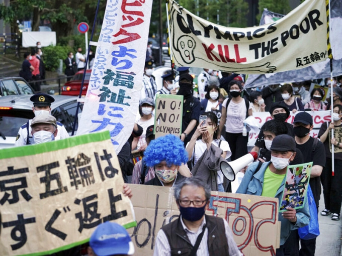 日本有民众上街游行抗议，要求停办东京奥运。AP图片