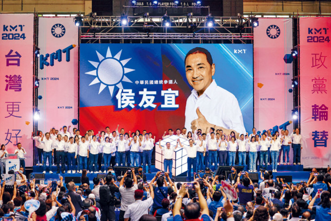 國民黨主席朱立倫（前右）宣布通過提名新北市長侯友宜（前左）參選。