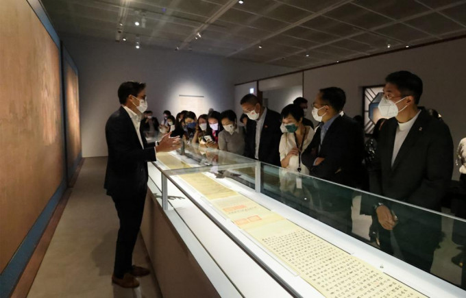 香港政协青年联会组织「政青故宫专赏团」到香港故宫文化博物馆参观。