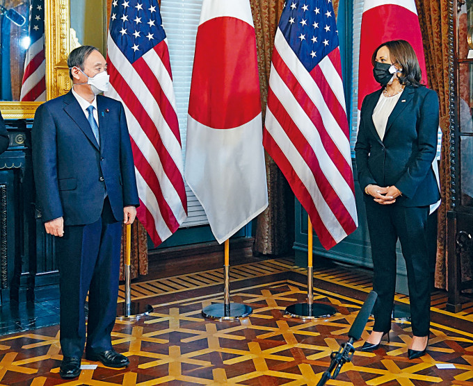 ■美日领袖在白宫举行峰会前，美国副总统贺锦丽（右）在她的办公室会见菅义伟。