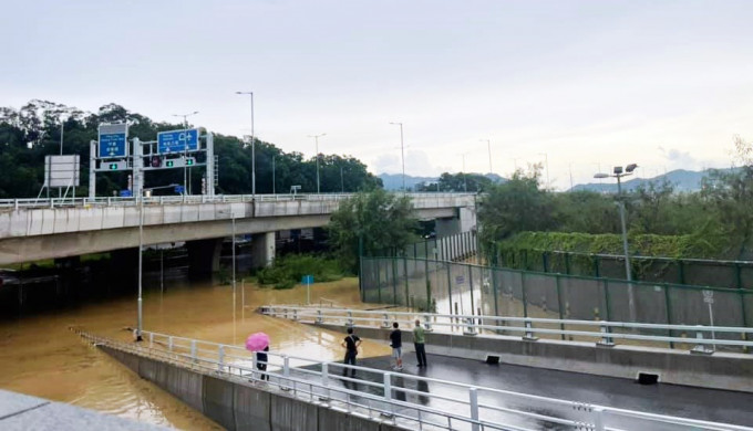 香园围公路莲麻坑出口马路被黄泥水淹浸。facebook网民Kwokfai Wan图片