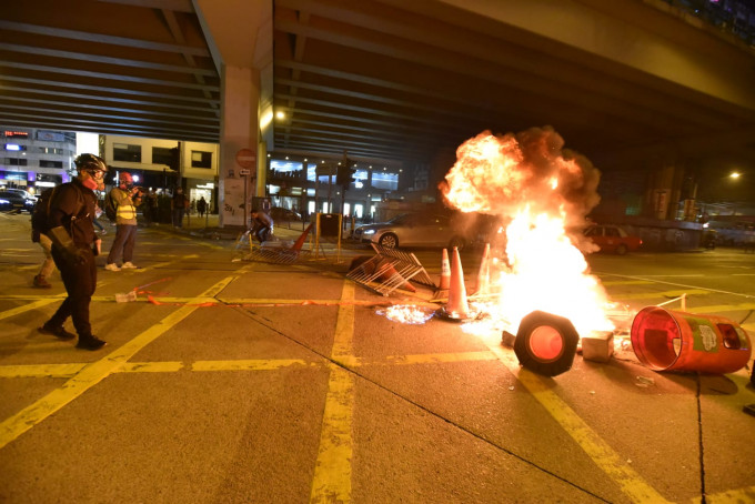 銅鑼灣入夜後仍然有示威者聚集。
