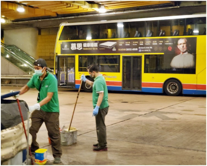 工作人员到交易广场巴士总站彻底清洁消毒。