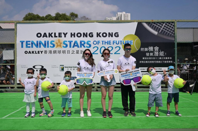 （由左四至左六）陈咏悠、歌手姚焯菲、苏桦伟身体力行支持一众潜能挑战日的参加者。