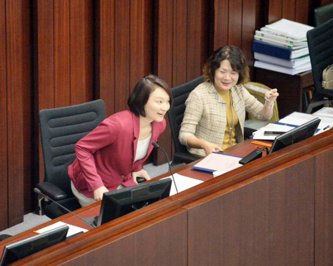 李慧琼（左）明白议员意见分歧，希望大家讨论不同的可能性。