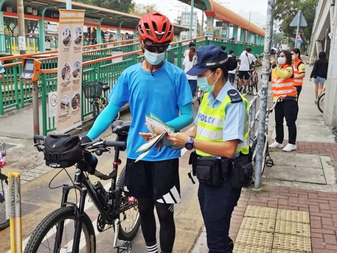 新界北总区、香港铁路有限公司及屯门区耆乐警讯会员，在区内单车热点进行单车安全宣传活动。警方图片