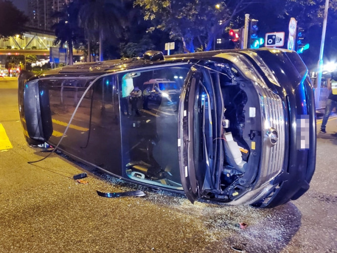 涉事七人車向右翻側並橫亘路上，車頭擋風玻璃碎裂。