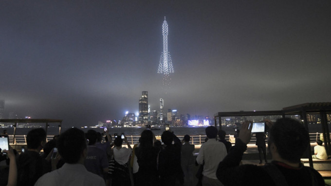 东区夜缤纷办无人机表演  400机组多种立体图案照耀海滨