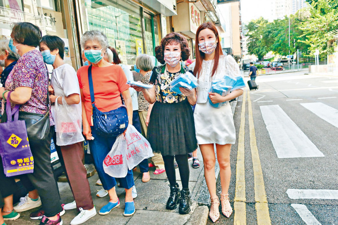 黄夏蕙与艾美琪现身街头，向长者派发口罩。