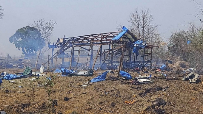 缅甸军政府派战机空袭反抗村镇Pazigyi，现场一片狼藉，据报数十人死亡。 美联社