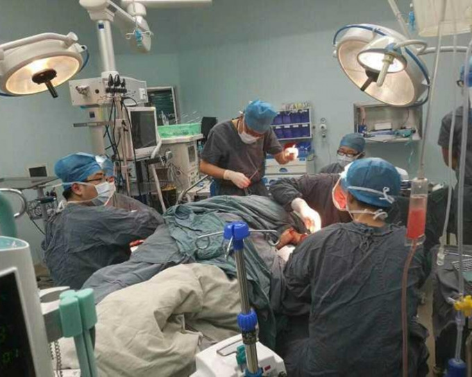 男童全身共有76處刀傷，外科、手外科、口腔外科、耳鼻喉科當晚先後進行手術。