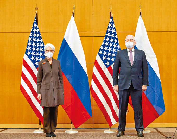 美國副國務卿舍曼（左）和俄羅斯副外長里亞布科夫周一在日內瓦會談。