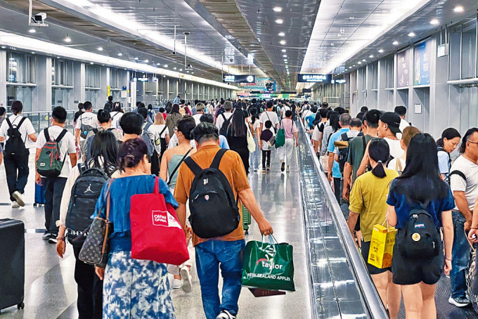 內地旅客行李物品免稅額度提升的措施已擴展至所有口岸，冀吸引更多內地旅客來港購物。