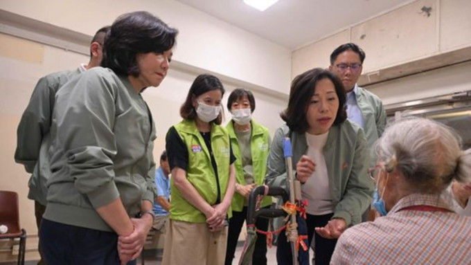 台风摩羯｜民政署临时庇护中心提早开放 麦美娟到场探访 感谢关爱队当值协助。民政及青年事务局facebook图片