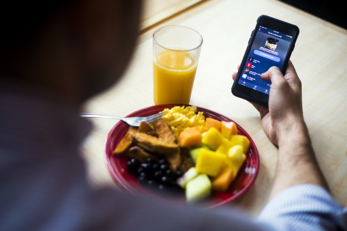 研究發現食飯玩手機容易導致多攝取卡路里而增肥。網上圖片