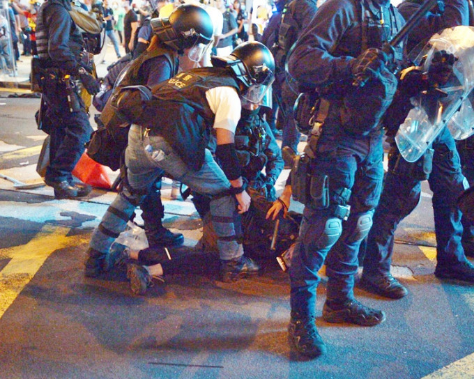單是昨日東、西九龍各處發生的示威事件，警方至少拘捕20人。