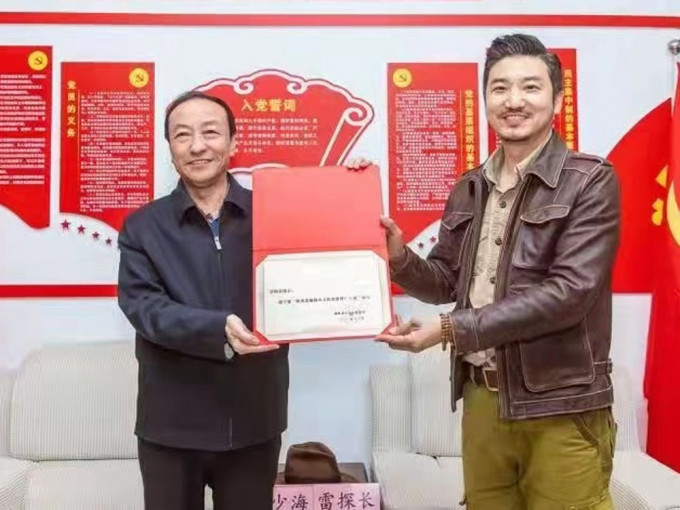 內地網紅博主「冒險雷探長」發布獲陝西省榆林市文旅局授予「文化和旅遊推廣大使」稱號的照片。