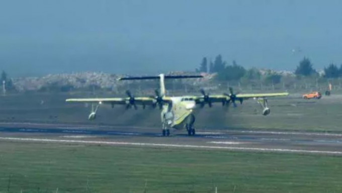 第2架大型水陸兩棲飛機AG600M鯤龍珠海完成首飛。