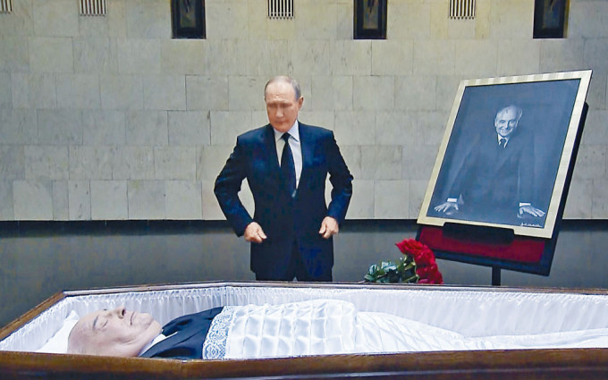 普京周四早上在莫斯科中央临牀医院，向戈尔巴乔夫遗体道别。