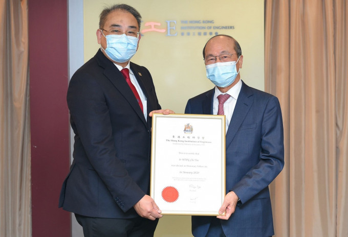 工程师学会会长源栢梁(左)向尹志田颁授「名誉资深会员」奖项。