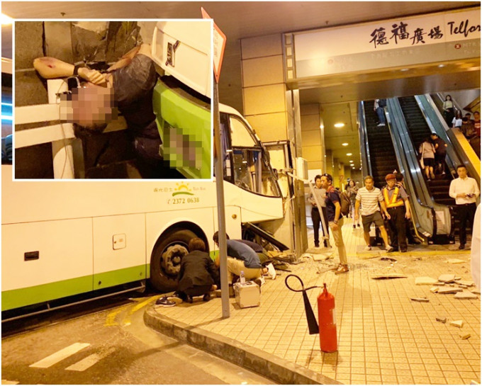 男途人被困在巴士车头及墙之间，救护员为他戴上氧气罩。读者提供