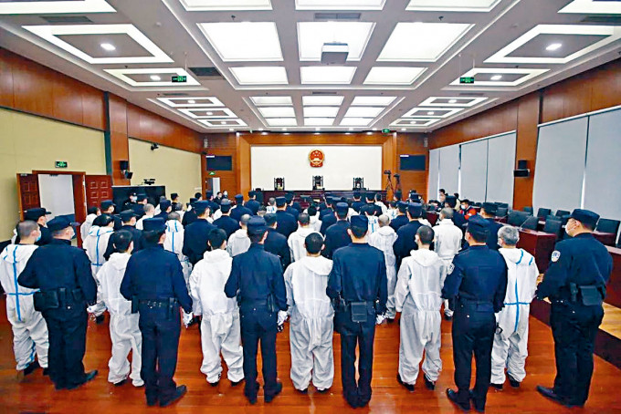 ■四十多名台湾电骗犯昨日在北京受审。