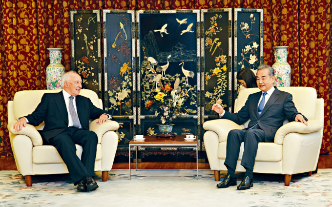 王毅會見澳洲前總理基廷。