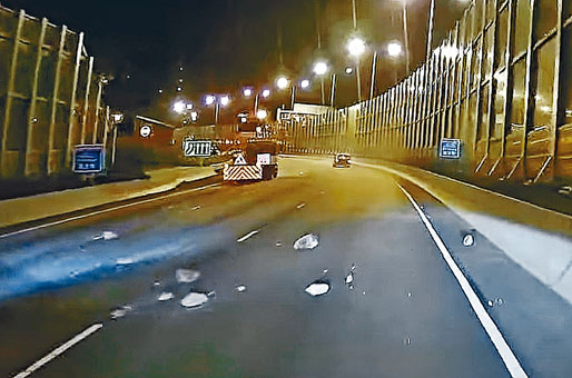 ■大埔吐露港公路被人投擲逾三十塊石頭作路障堵路。