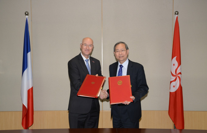 黎栋国与法国驻港总领事Eric Berti签署双边协定。