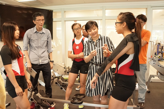 香港纺织及成衣研发中心早在十多年前，与本地大学合作，研发各类高性能运动服。