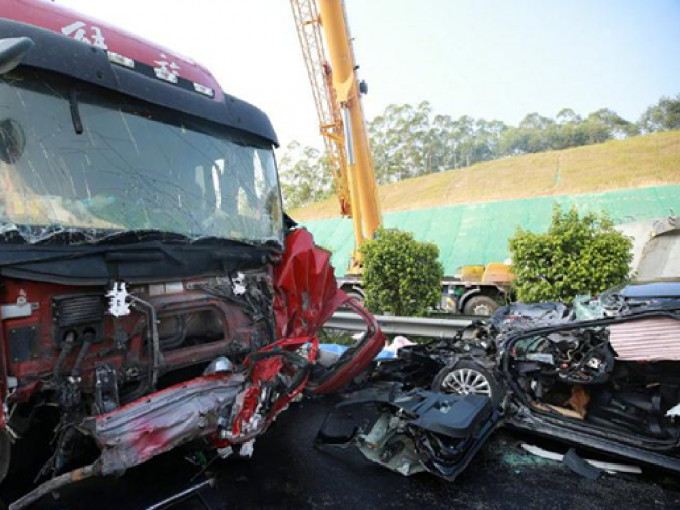 涉事的货柜车车头损毁。 （网上图片）