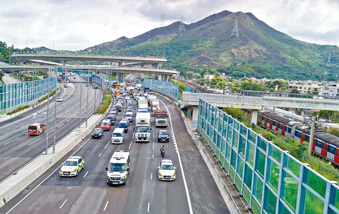 ■警方一度封鎖四條行車綫救狗。