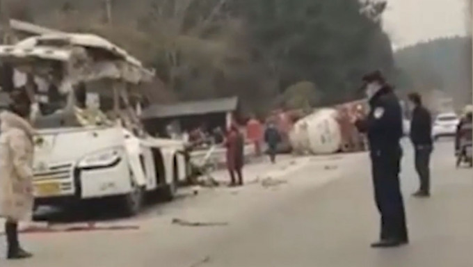 四川江油發生車禍致8死19傷，一輛旅遊巴被削掉一半。網圖