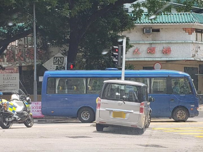 一輛七人車在石硤尾「自炒」。 香港交通突發報料區FB/網民Wai Wai‎圖