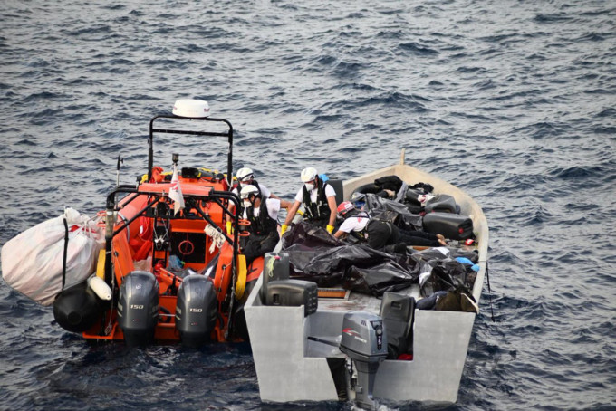 救護人員在難民船發現10具遺體。路透社圖片