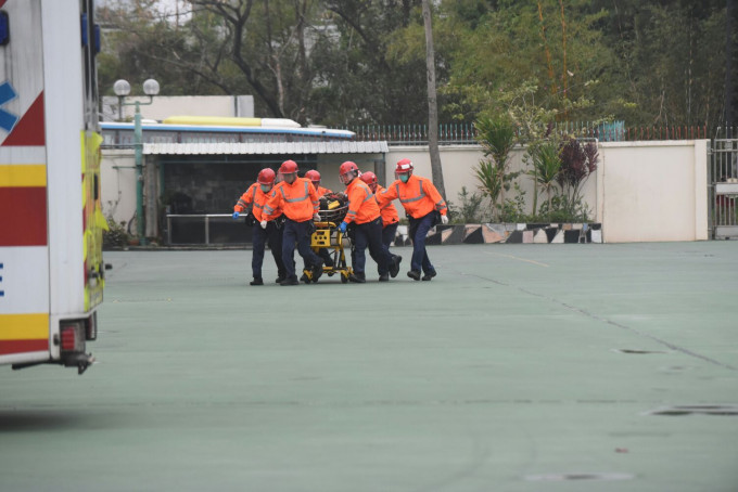 邱少明被送至沙田消防處。徐裕民攝