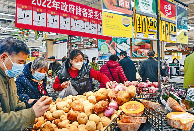 陝西西安民眾昨天搶購年貨，準備過年。
