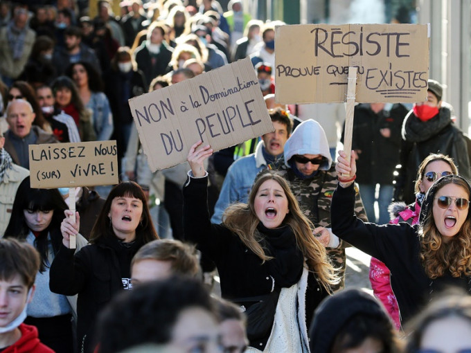 數以萬計示威者在全國多個城市上街抗議。AP