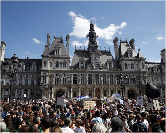 在法国有多达11万5千人上街。 AP
