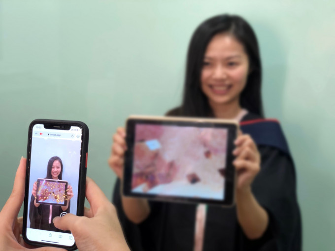 港大校友事務部製作Instagram濾鏡及AR網上應用程式，讓畢業生可拍攝三百六十度的全景畢業照。
