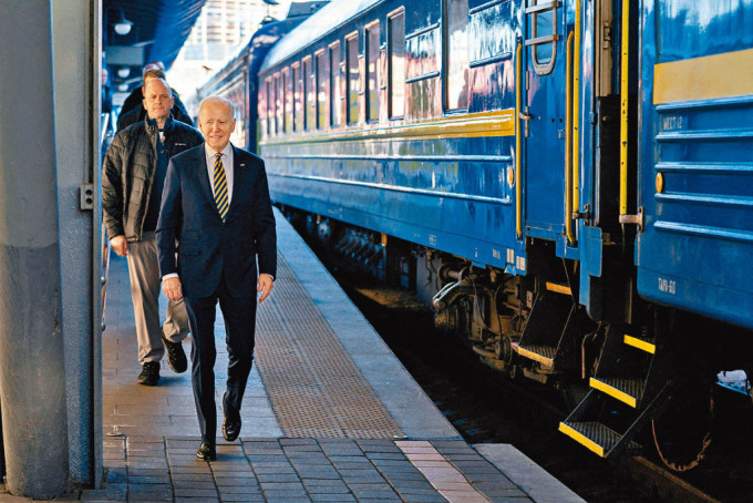 拜登周一乘搭火車抵達基輔。