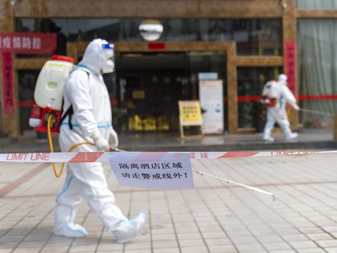 工作人员在对瑞丽市一集中隔离医学观察点外围进行消毒。新华社