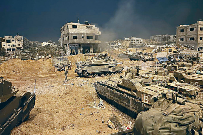 以军照片显示装甲车在加沙推进。