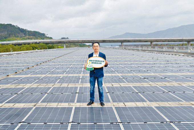 陳慶強表示，八鄉車廠已安裝2104塊柔性太陽能板，是全港最具規模太陽能軟板發電設施。攝