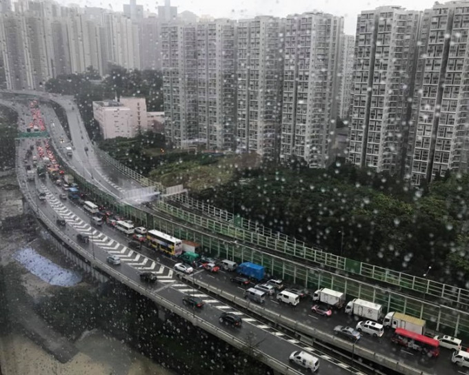 觀塘繞道往將軍澳方向大塞車。圖：突發事故報料區